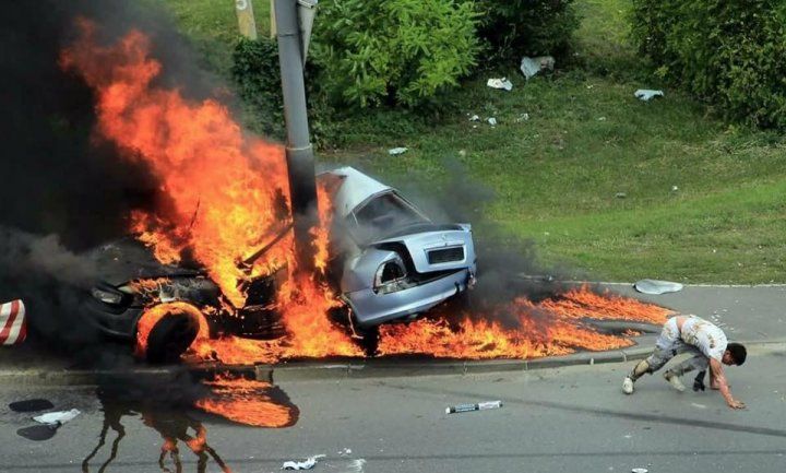 A scăpat cu viaţă după ce maşina sa a intrat într-un stâlp şi a explodat. Foto: publika.md