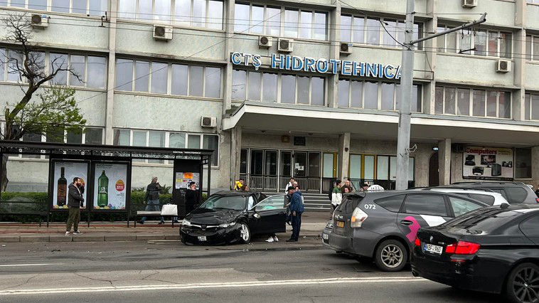 На бульваре Дечебал столкнулись 3 авто, пострадали дети.