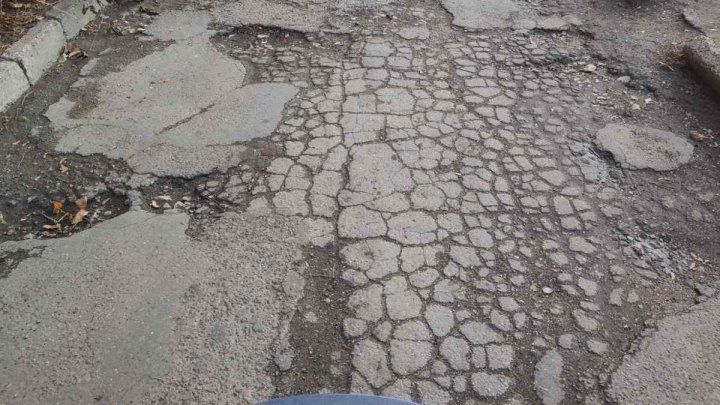 Непроходимый тротуар на Ботанике: жители Кишинева жалуются на обилие ям.