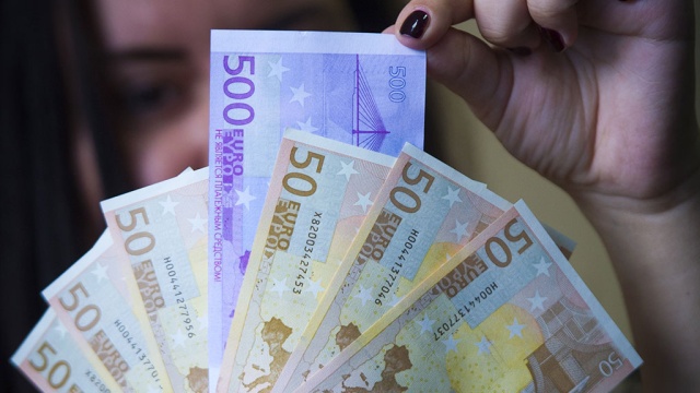 На 15.13  евро вырос на 20,60 руб. и достиг отметки в 100,74 руб.