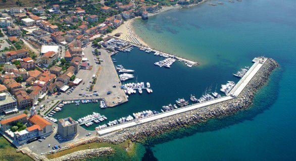 În sudul Italiei, pe coasta de vest, există un oraş micuţ numit Acciaroli. 