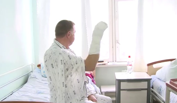 56-летний житель столицы чуть не лишился пальцев, проверяя петарды.