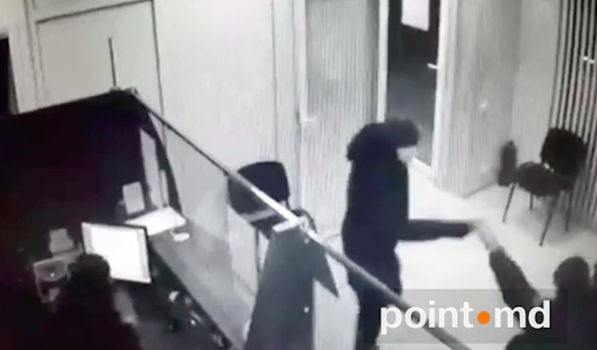 Filială a unei bănci comerciale din orașul Strășeni a fost atacată.