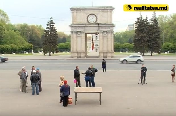 Deși au decis aseară să întrerupă protestul și să revină în Piața Marii Adunări Naționale în primele ore ale dimineții, astăzi PMAN era aproape goală.