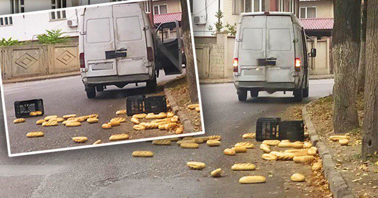Десятки батонов хлеба обнаружили посреди дороги в Бельцах.