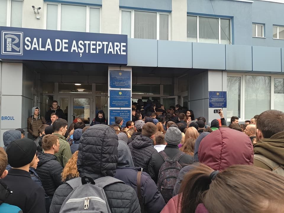 В давке на экзаменах по вождению обвинили погоду.
