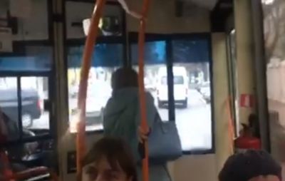 Şoferul de troleibuz, refuz de a stopa în afara staţiei. Reacţie. Foto: captură video