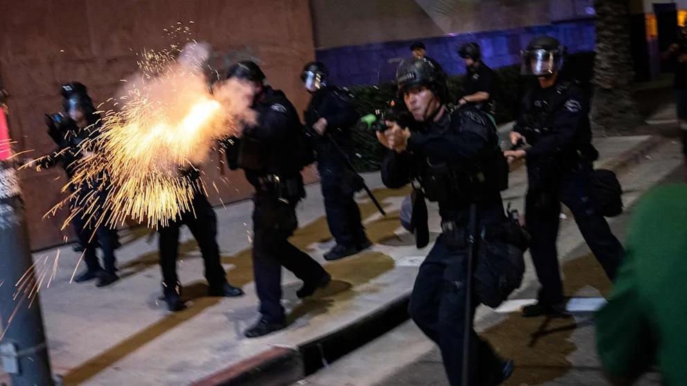 В Лос-Анджелесе во время массового протеста против ICE полиция применила слезоточивый газ.