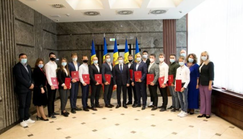 Председатель парламента наградил национальную команду таэквон-до.