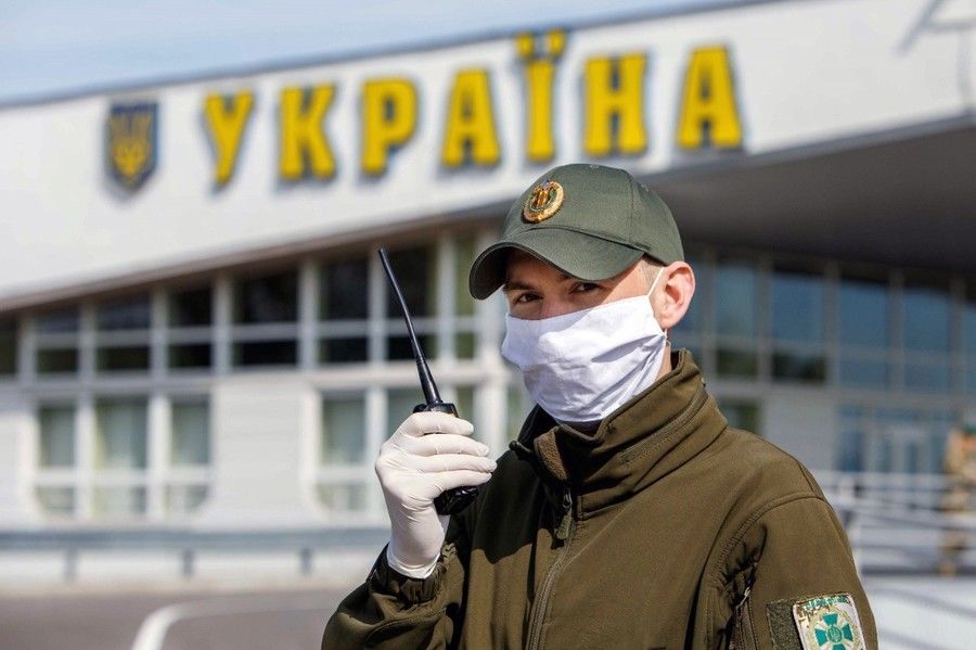 Украина досрочно закрывает границу для иностранцев из-за коронавируса.