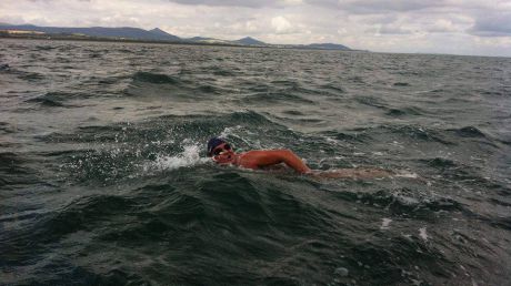 Ion Lazarenco a înotat peste 170 de kilometri, iar apa avea o temperatură deaproximativ 12 grade Celsius. Foto: publika.md