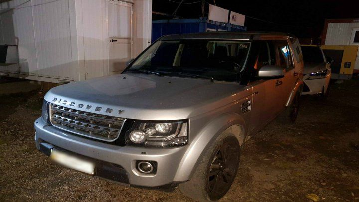 Un Land Rover cu numere de înmatriculare false, descoperit la vamă