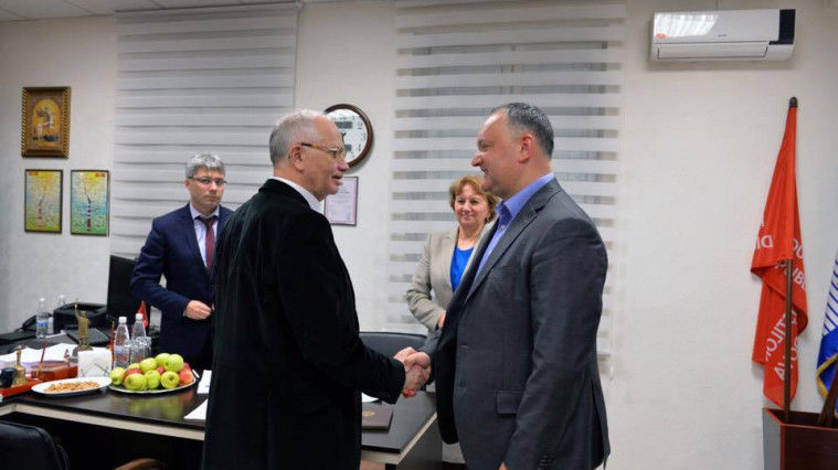 Președintele ales Igor Dodon s-a întâlnit astăzi cu ambasadorul Federației Ruse, Farit Muhametșin. Foto: psrm.md