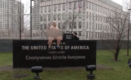 Участница движения Femen в образе Дональда Трампа устроила акцию перед посольством США в Киеве.