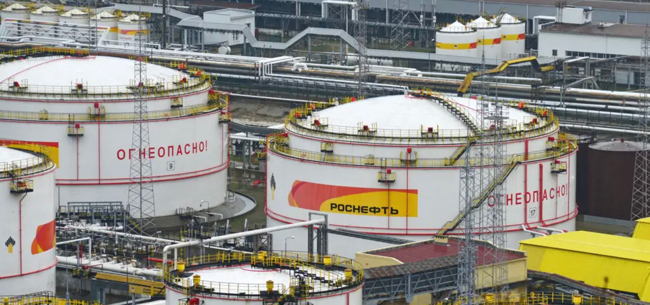 Reuters: США изучают смягчение санкций по нефти и газу РФ.