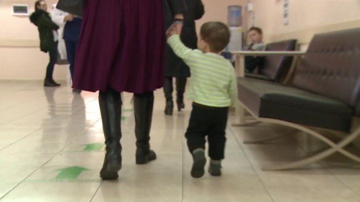 Patru copii, abandonați pe străzile Capitalei: Au fost găsiți în ploaie și vânt