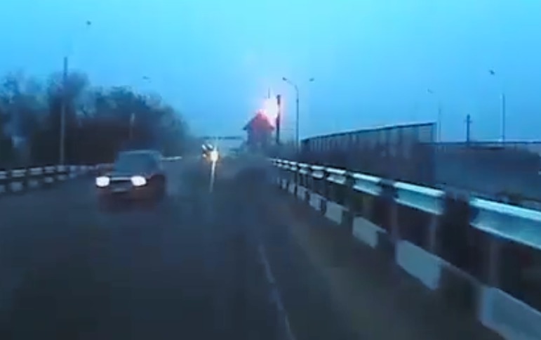 Видеорегистратор заснял обстрел блокпоста в ДНР.