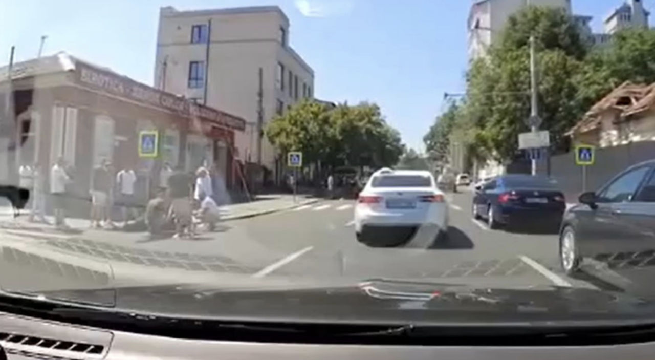 В центре Кишинева автомобиль сбил человека.