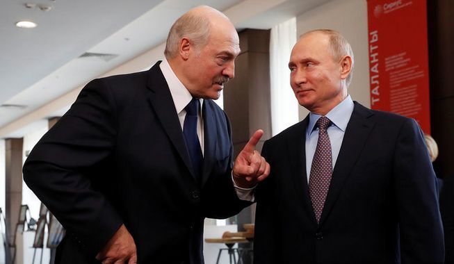 Путин поздравил лидера Белоруссии Александра Лукашенко с Днем независимости республики.