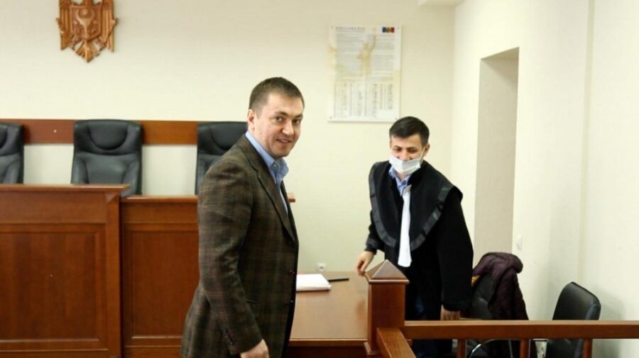 Суд не стал объявлять Платона в розыск: ему дали 10 дней, чтобы вернуться.