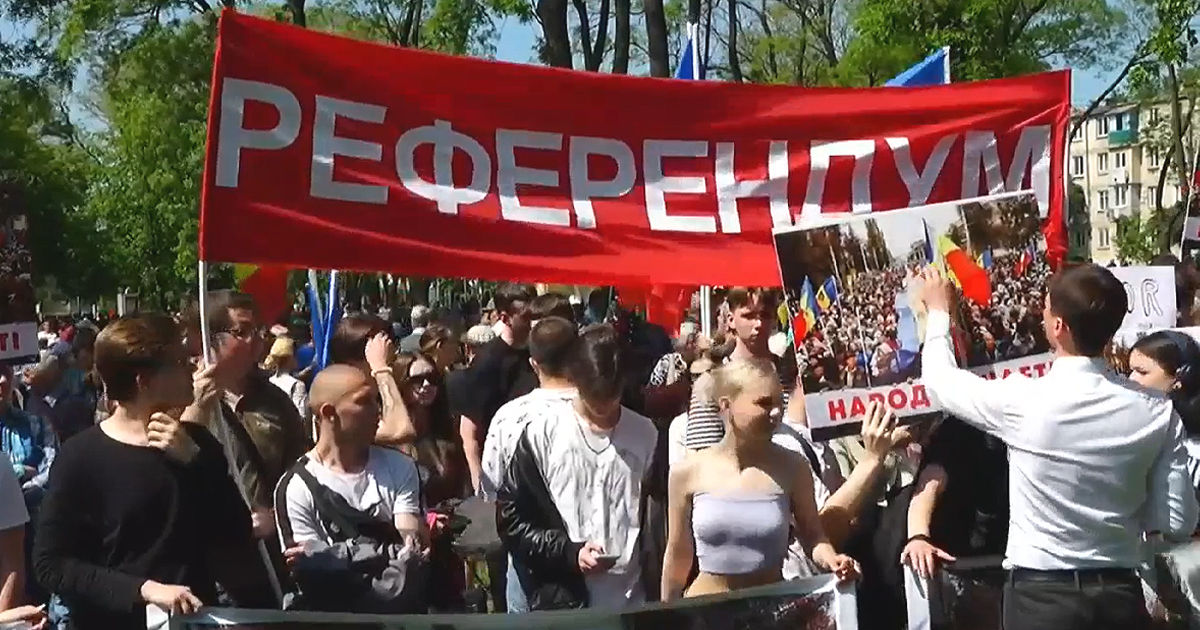 В Бельцах проходит митинг: протестующие требуют провести референдум о будущем Молдовы.