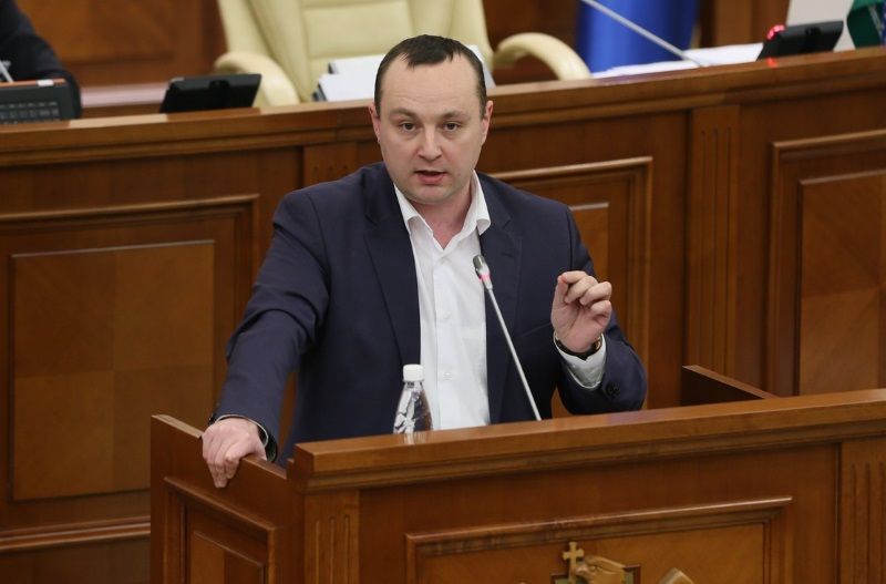 Батрынча - Бэсеску: Из парламента выведем его в смирительной рубашке.