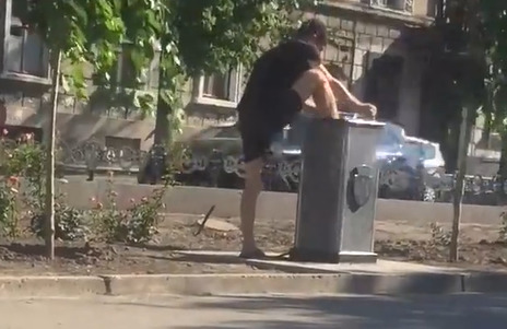В Кишинёве молодой человек помыл ноги в фонтанчике для питья.
