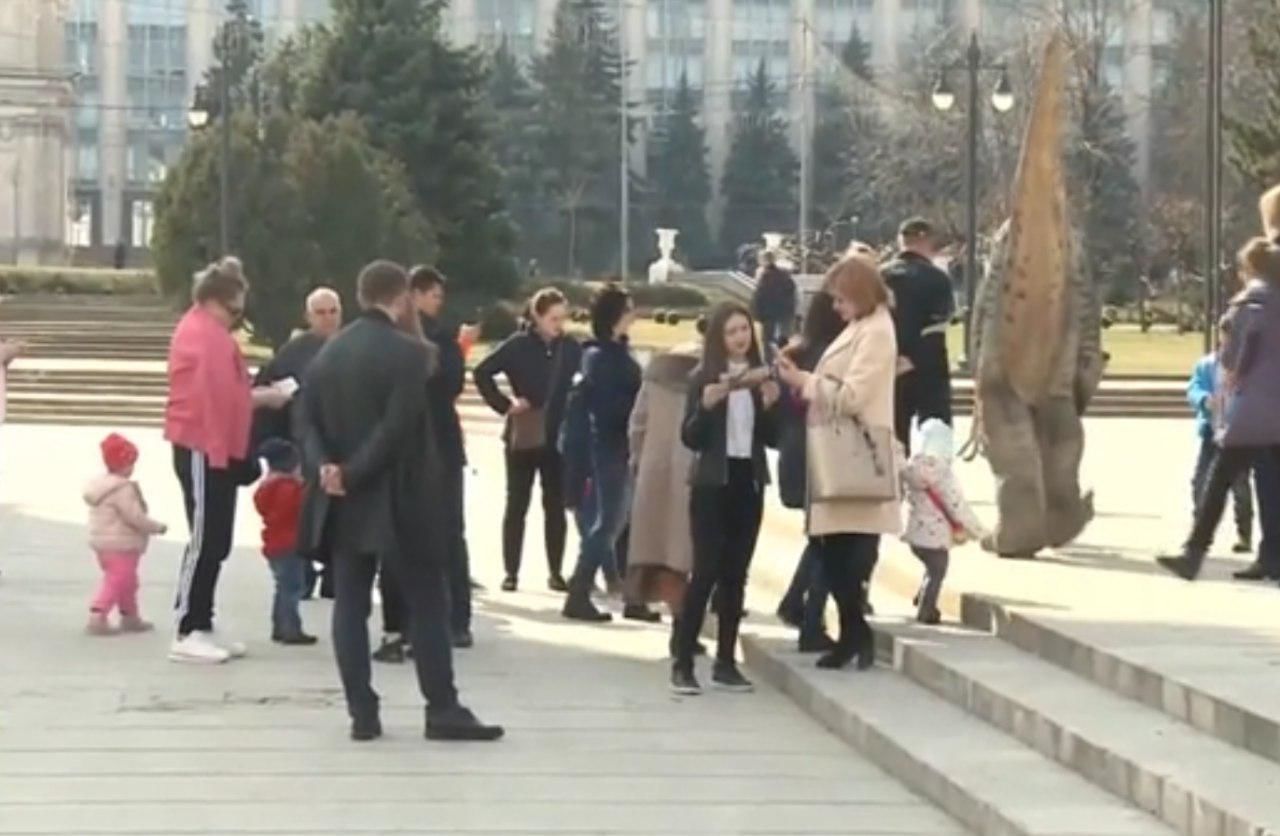 Группе туристов из Ясс провели экскурсию по улицам столицы. 
