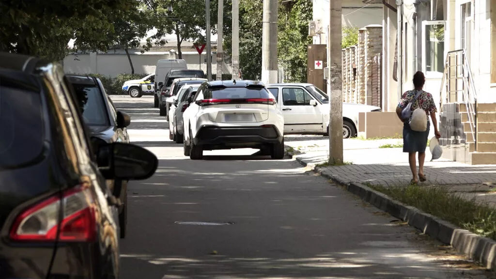 Bălțenii se plâng pe lipsa locurilor de parcare în curțile blocurilor de locuit.