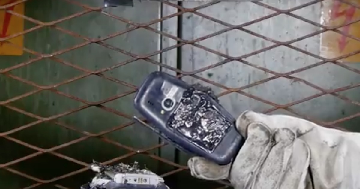 Телефон Nokia 3310 всё-таки возможно сломать, но для этого потребуется гидравлический пресс.