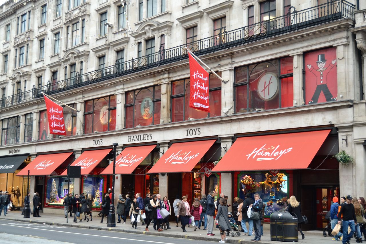 Самый богатый человек Индии купил британскую сеть магазинов игрушек Hamleys.