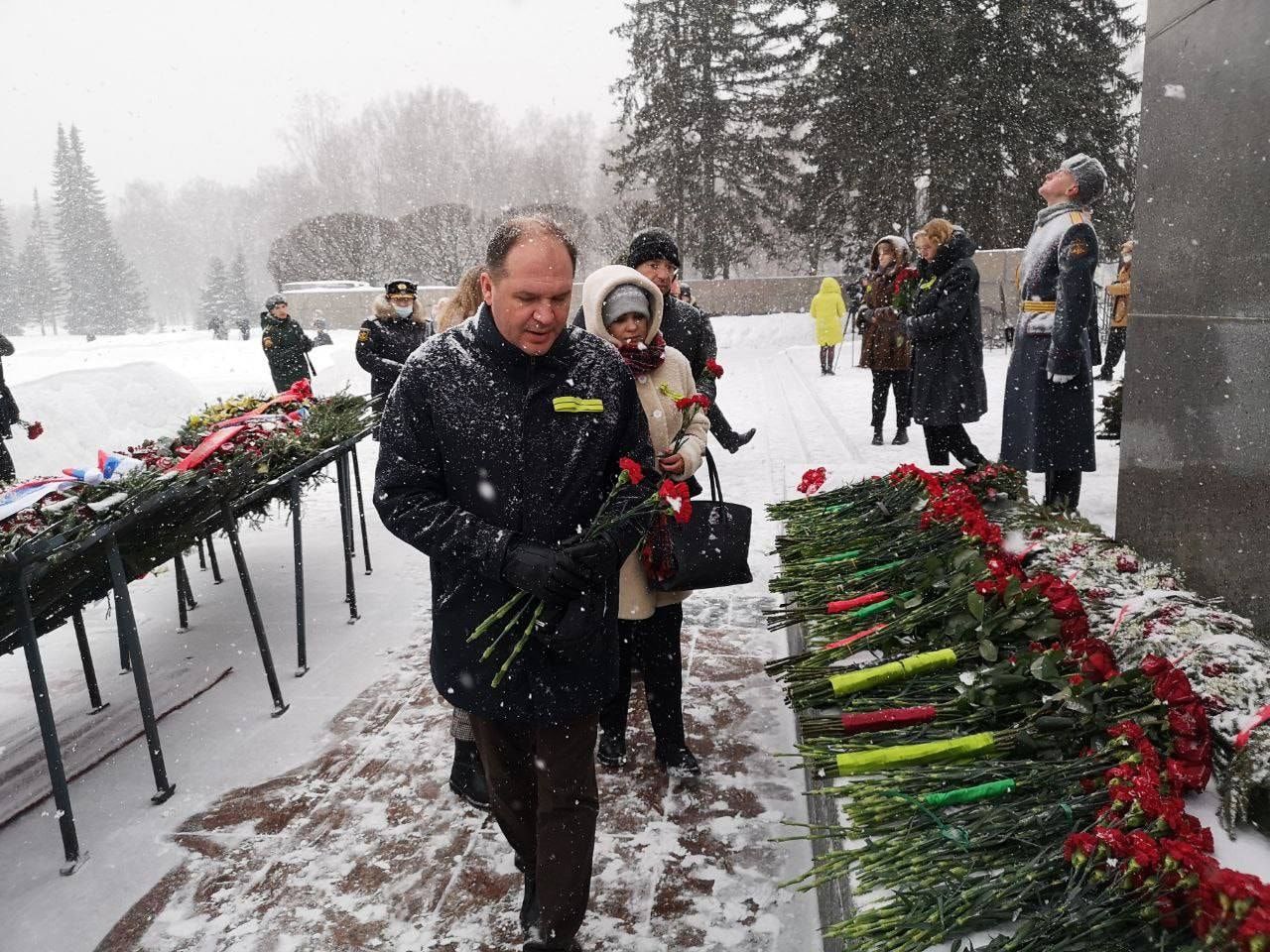 Чебан возложил цветы на мемориальном кладбище в Санкт-Петербурге.