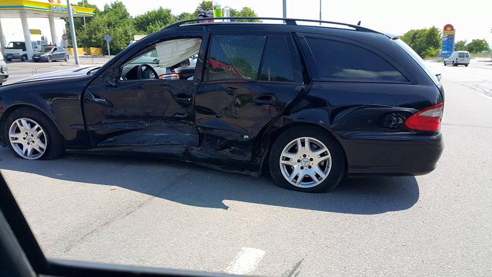 O maşină a Inspectoratului de Poliţie Teleneşti a intrat astăzi în coliziune cu un automobil de marcă Mercedes. Foto: jurnal.md