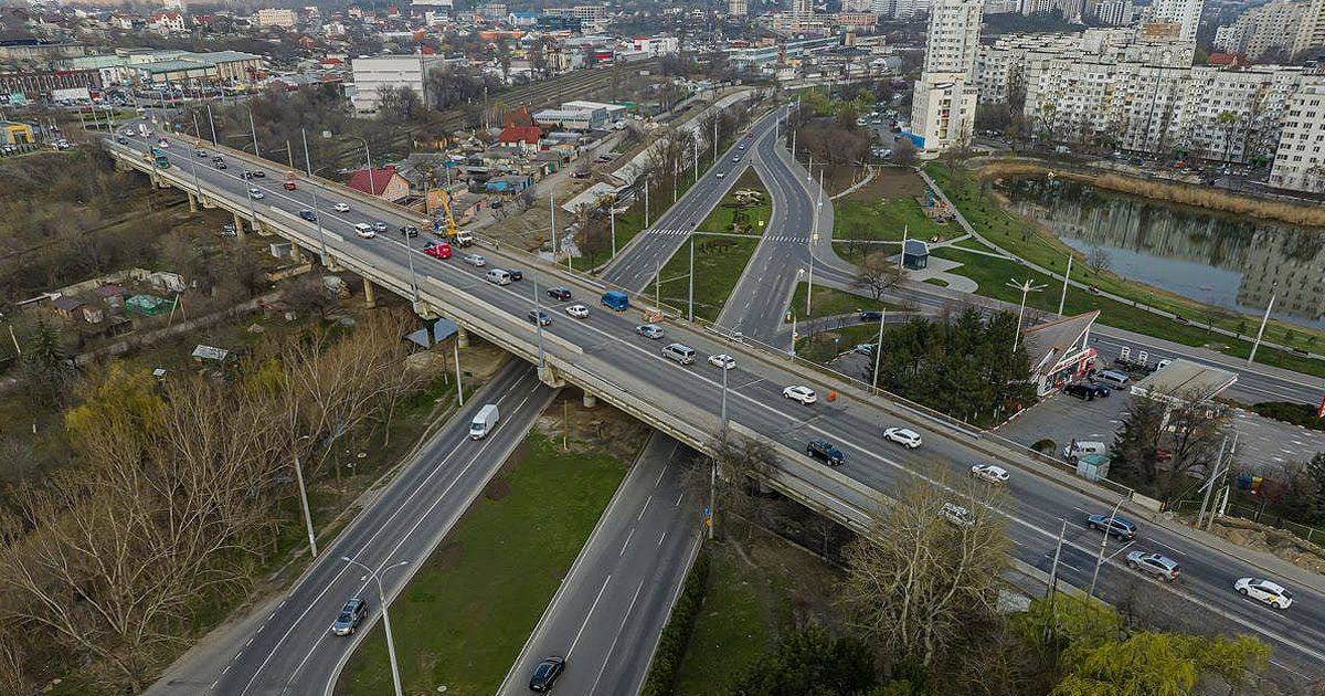 Podul de pe strada Mihai Viteazul, deschis pentru circulația rutieră pe toate cele șase benzi.