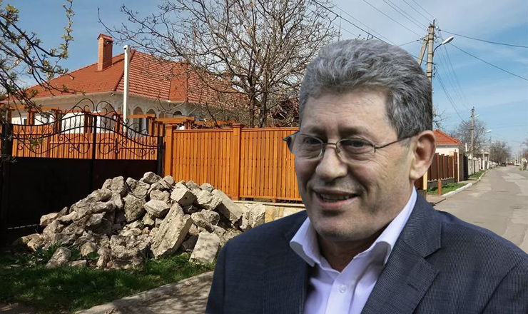 Михай Гимпу при строительстве дома захватил часть дороги и колодец.