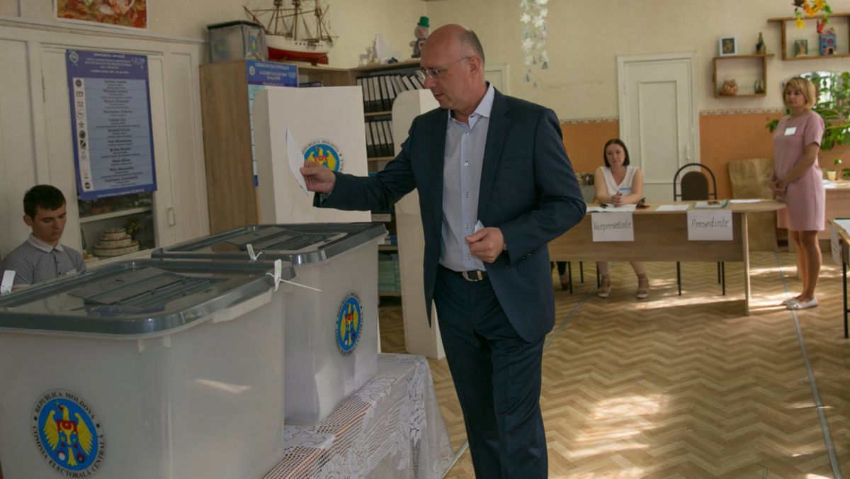 Премьер-министр Молдовы Павел Филип проголосовал на парламентских выборах.