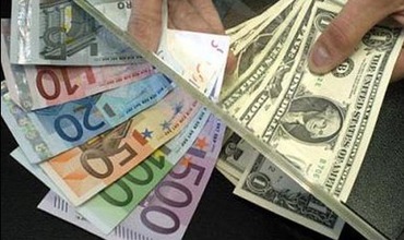 На долю евро приходится 34,3 процента, а на доллары США - 29,3 процента. Фото: point.md