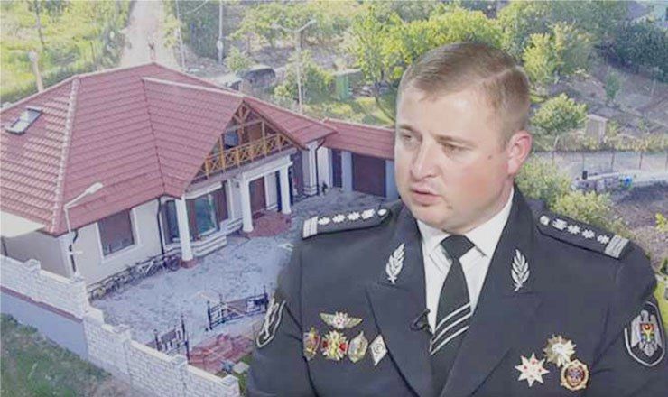 Гражданский активист утверждает, что возле дома Кавкалюка в Трушенах постоянно находится полицейский экипаж.