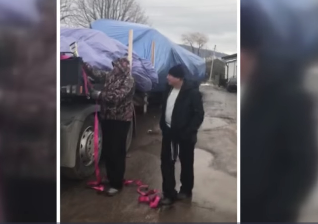Опубликовано видео, иллюстрирующее перевозку главной елки страны.