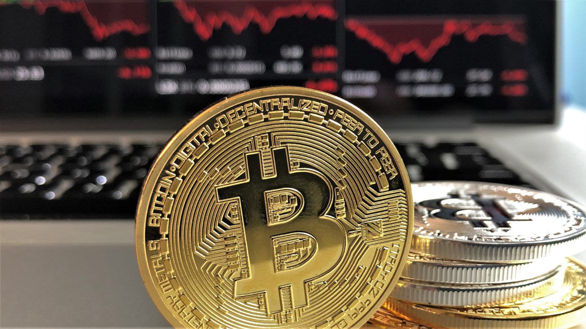 Cum a fost manipulat prețul Bitcoin ca să-i crească artificial valoarea. Foto: playtech.ro