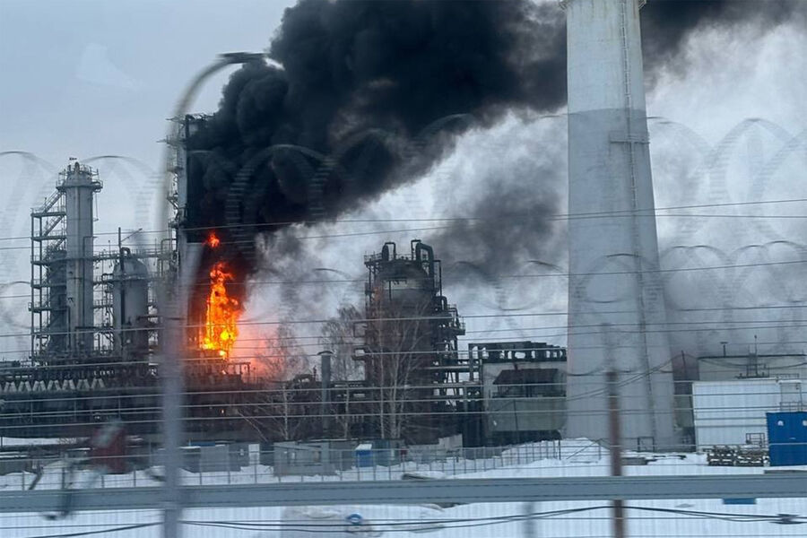 В Нижегородской области загорелся крупный нефтезавод: подозревают БПЛА.
