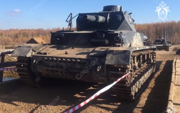 Каскадер был раздавлен танком на съемках фильма.