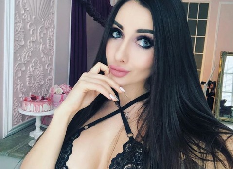 В России модель Киру Майер обвинили в нападении на полицейского.