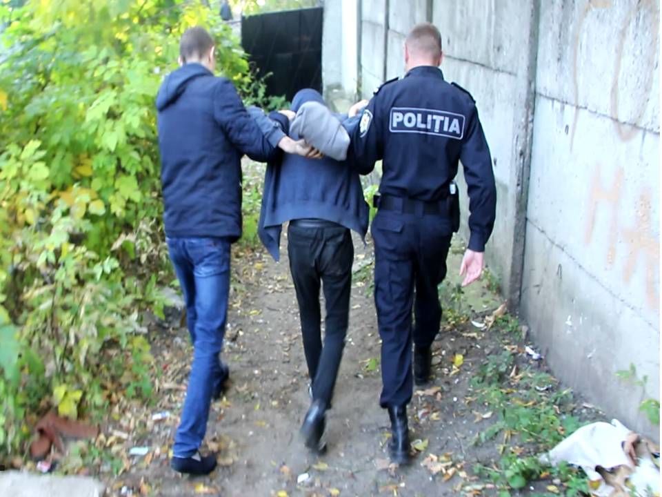 Жителя Кишинева задержали за нападение и кражу.