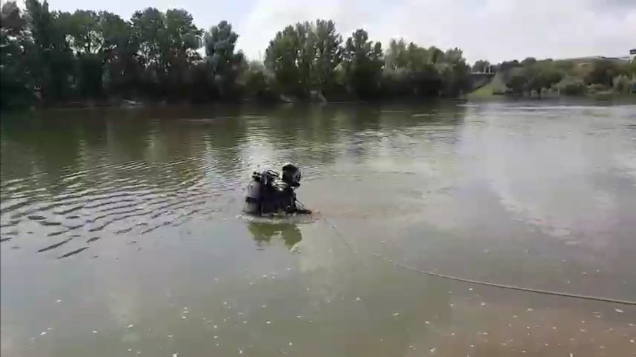Водолазы ГУпЧС проверяют дно Днестра перед началом купального сезона.