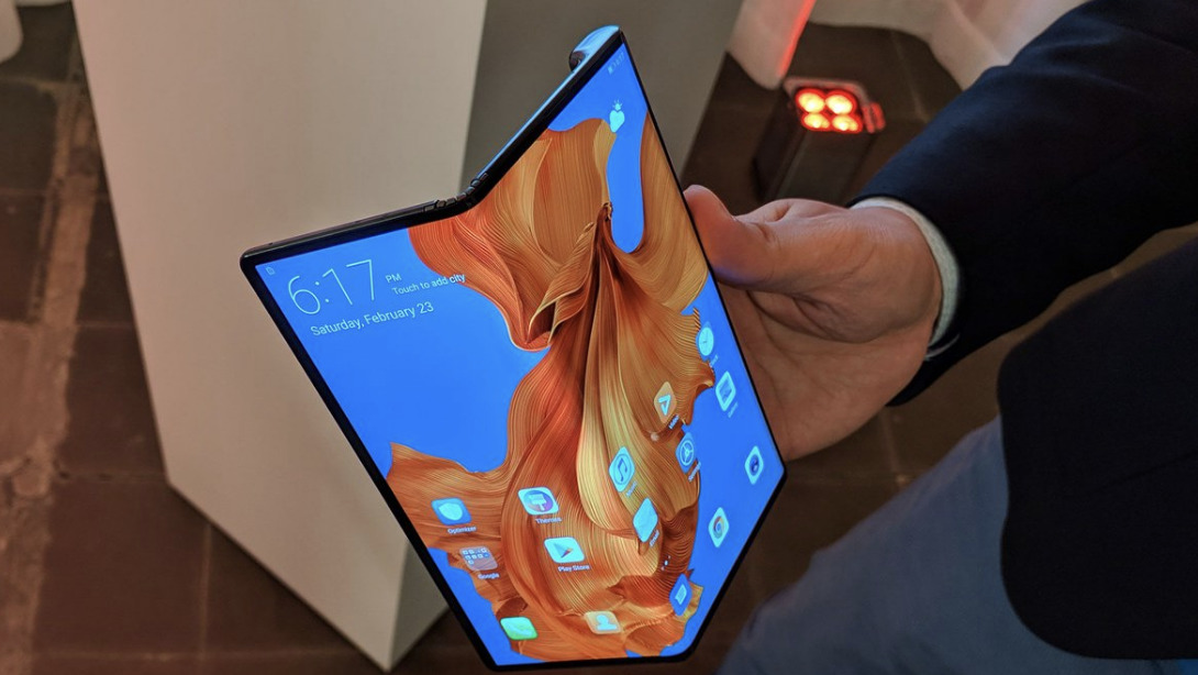 Huawei представила складной смартфон с одним, но увеличенным экраном.
