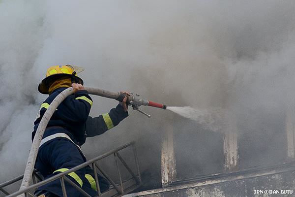 În incendiul de săptămâna trecută, a murit şi o femeie de 44 de ani, care a lăsat în urmă o fetiţă de 11 ani şi un băiat de 20 de ani.