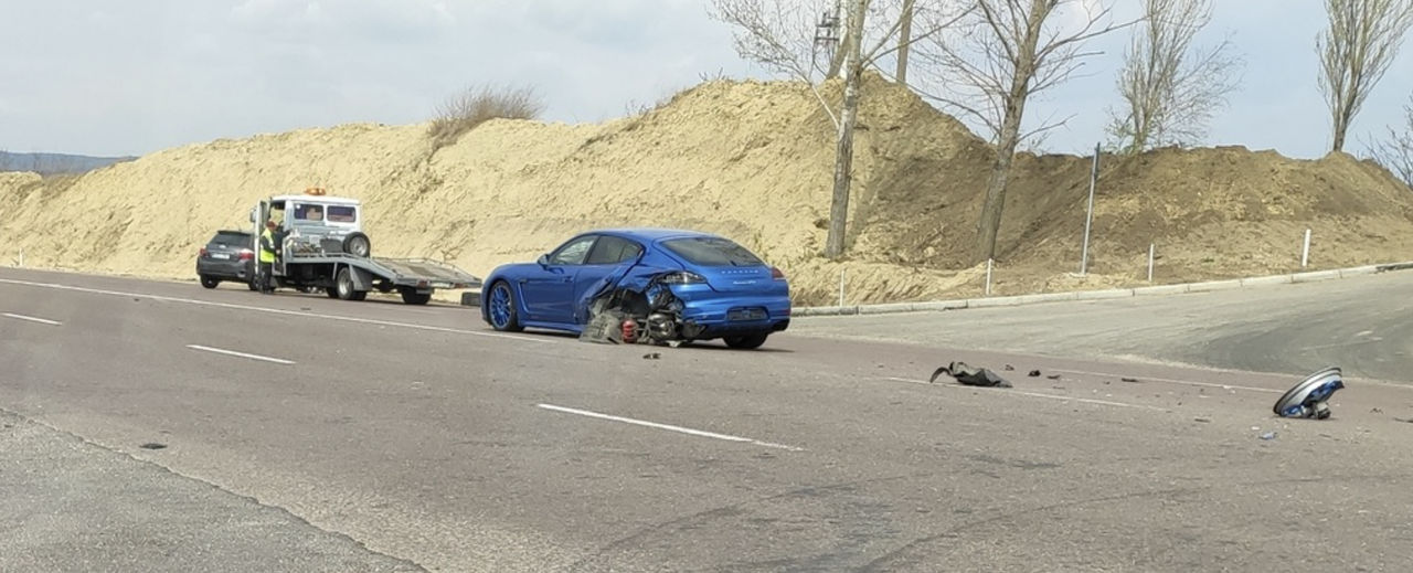 В Страшенском районе Porsche попал в ДТП и лишился колеса.