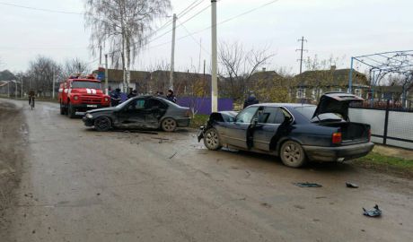 Trei persoane au ajuns la spital după ce maşina în care se aflau s-a tamponat violent cu un alt automobil.