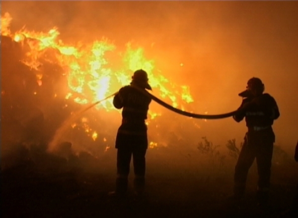 Incendiu de proportii la Straseni. O familie a ramas pe drumuri dupa ce casa sa a fost facut scrum.